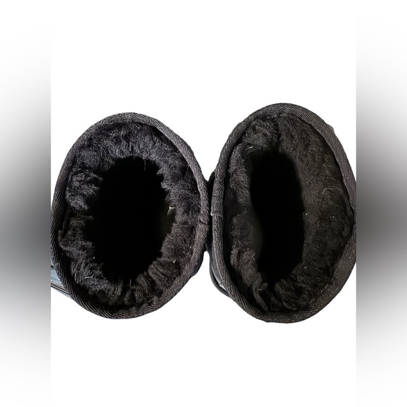 Black UGG - Picture 4 of 5